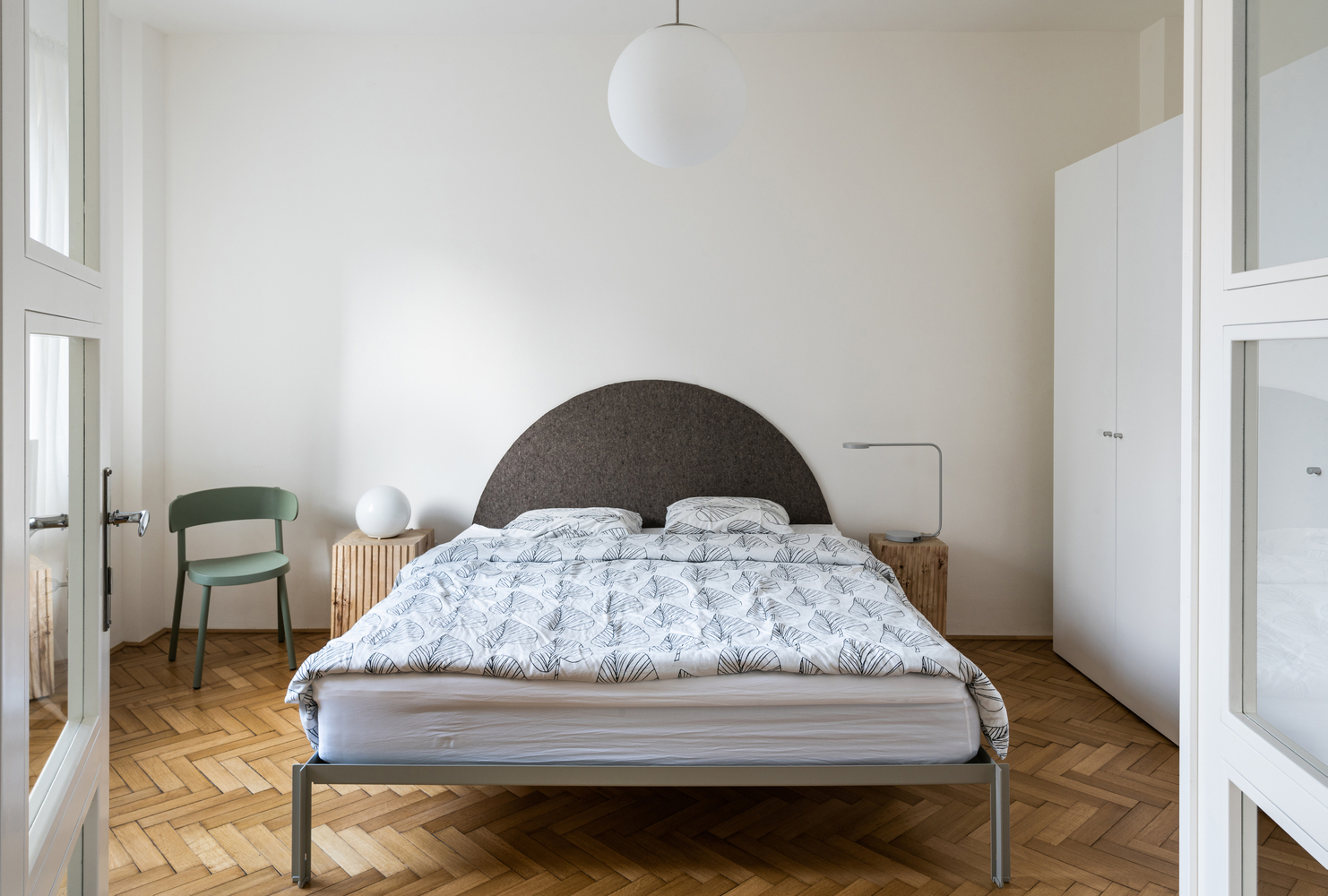 Phòng ngủ có thiết kế tối giản với tông màu trung tính nhã nhặn. Căn phòng luôn thông thoáng và tận dụng được ánh sáng tự nhiên nhờ khung cửa sổ kính lớn.