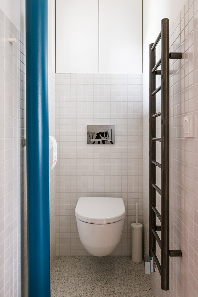 Tường phòng tắm ốp gạch men màu trắng tạo cảm giác rộng rãi hơn cho căn phòng.