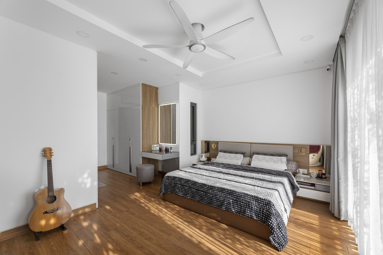 Phòng ngủ có thiết kế đơn giản với hai tông màu trắng, nâu gỗ chủ đạo mang đến sự thư thái, dễ chịu cho người dùng