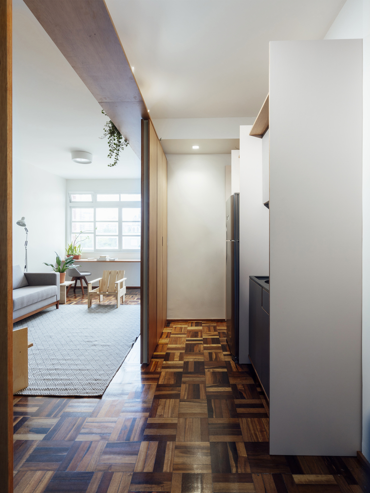 Khu vực nấu nướng được bố trí ngay sảnh vào căn hộ 29m2. Với thiết kế kiểu âm tường, gian bếp không cản trở tầm nhìn xuyên suốt.