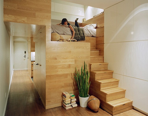 Những bậc thang gỗ nhỏ gọn và chắc chắn dẫn lối lên phòng ngủ riêng tư, yên tĩnh ​ trên gác lửng căn hộ hiện đại.