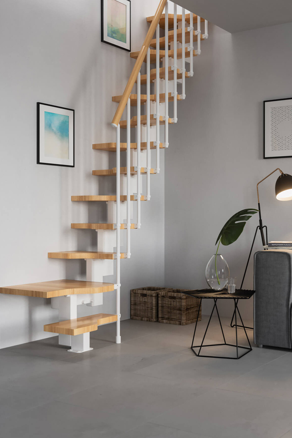 Cầu thang bậc gỗ kết hợp tay vịn kim loại với thiết kế nhỏ gọn vừa với bước đi, phù hợp với những căn hộ có diện hạn chế.