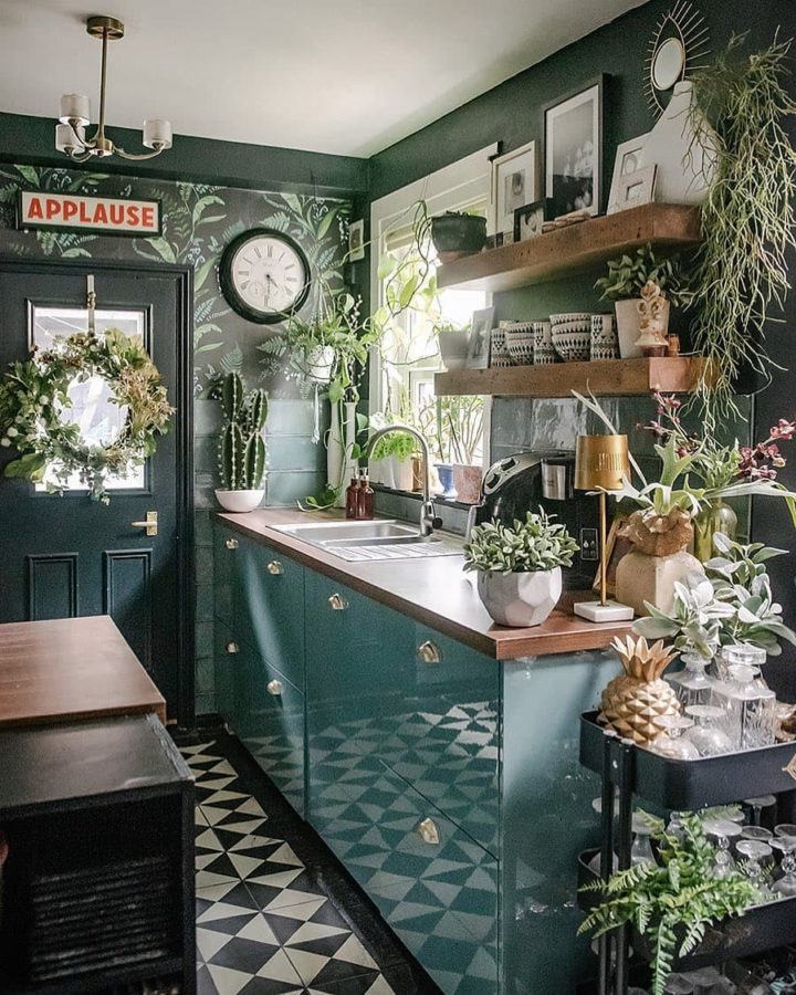 Gian bếp màu xanh lá ngập tràn dành cho người hướng nội, yêu thiên nhiên.