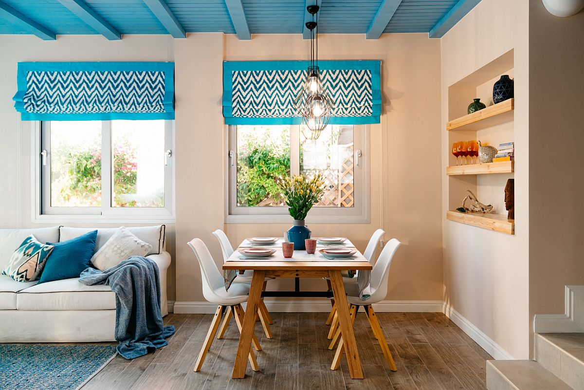 Trần nhà màu xanh dương sáng là phông nền lý tưởng cho không gian ẩm thực phong cách Địa Trung Hải hiện đại này.