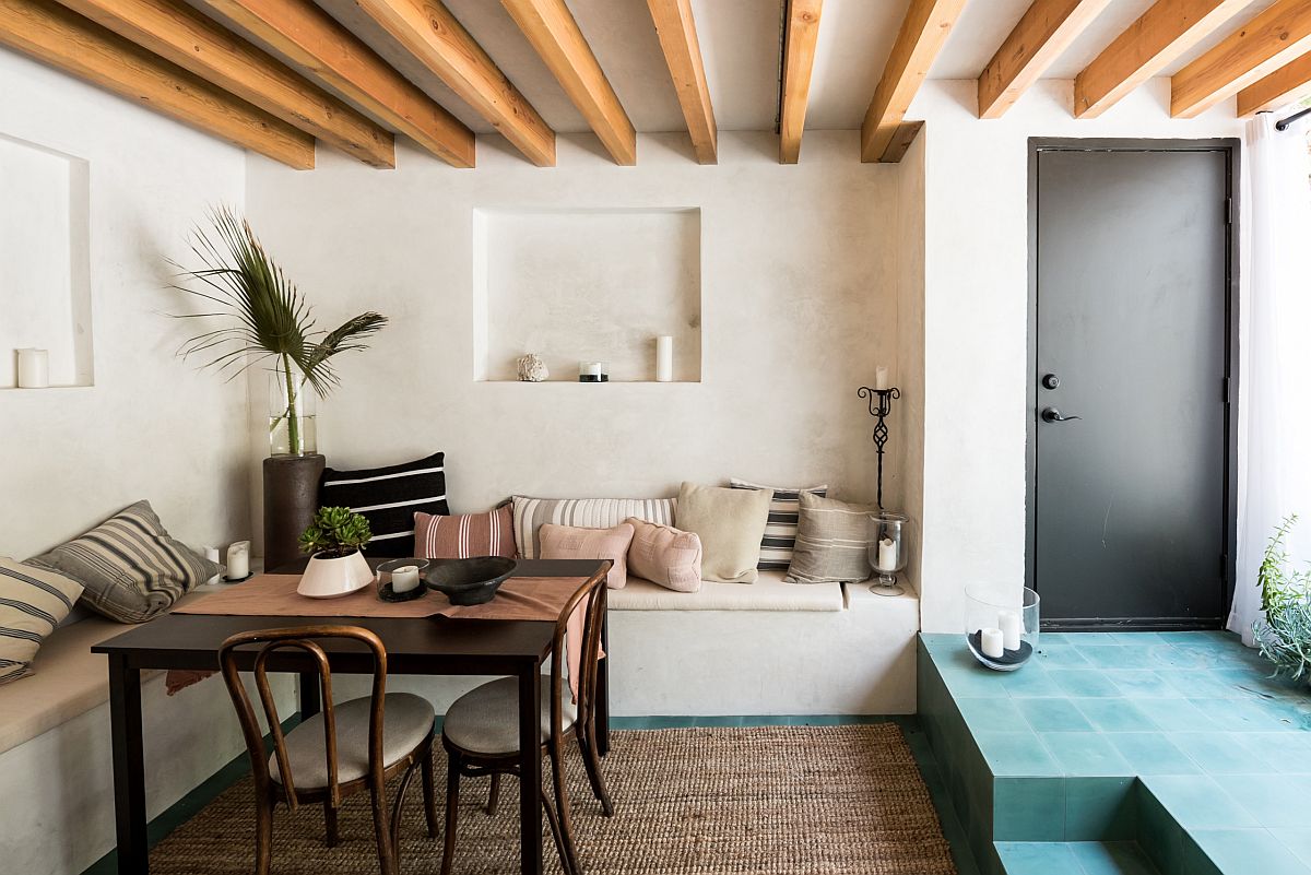 Phòng ăn Địa Trung Hải hiện đại, phong cách và sành điệu với băng ghế sát tường thoải mái.