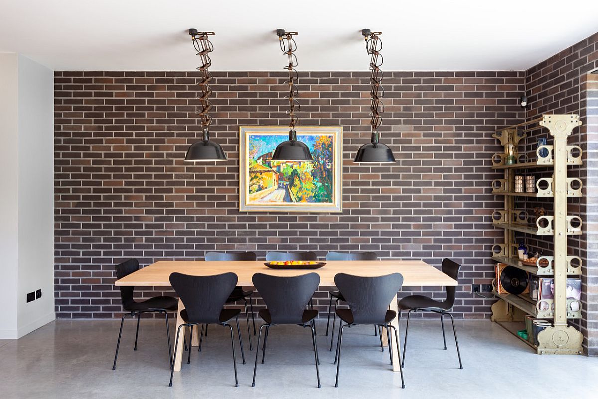 Phòng ăn mùa thu ấn tượng với những bức tường gạch giả, bộ ghế hiện đại giữa thế kỷ và một thiết kế bóng bẩy mang phong cách những năm 1950.