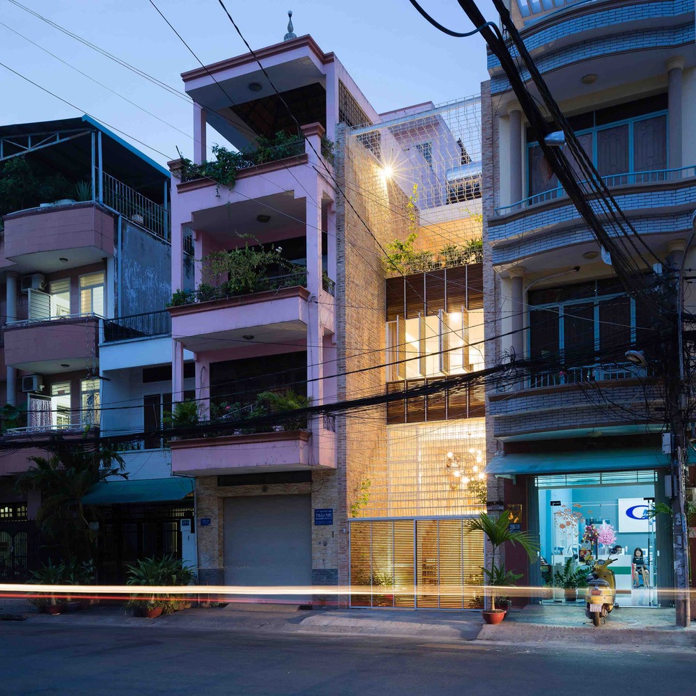 Khung cảnh nhà phố Sài Gòn khi lên đèn
