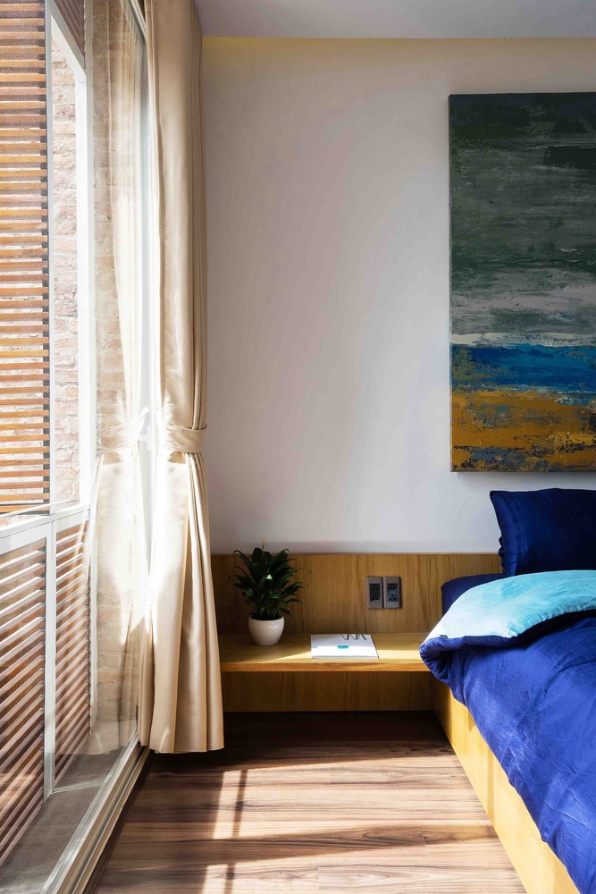 Góc phòng ngủ với thiết kế tối giản, thanh lịch và ngập tràn ánh sáng tự nhiên.