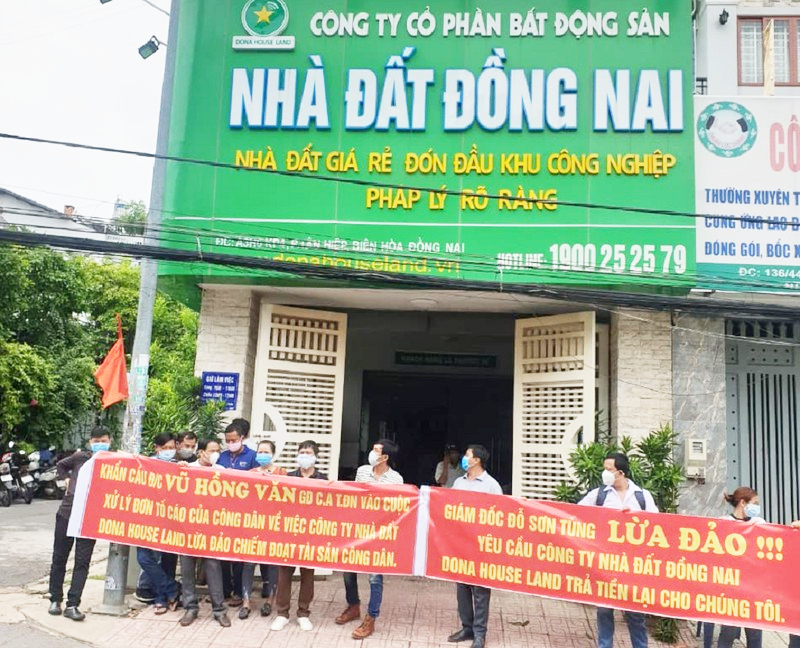 Khách hàng căng băng rôn tố cáo tổng giám đốc Tùng lừa bán dự án "ma", chiếm đoạt tài sản công dân.