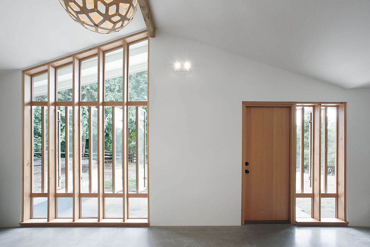 Cửa sổ và cửa ra vào bằng gỗ có thể xoay mở linh hoạt để mang lại sự thông thoáng hơn cho không gian sinh hoạt bên trong nhà.