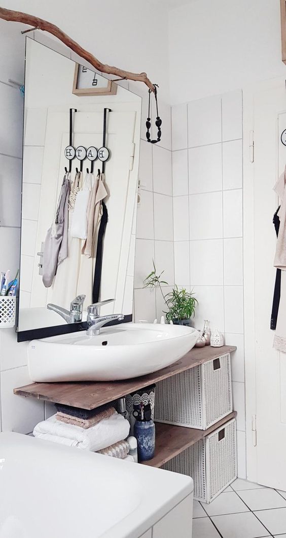 Móc treo sau cánh cửa phòng tắm giúp bạn cất gọn những vật dụng cá nhân như bông tắm, khăn mặt, băng đô...