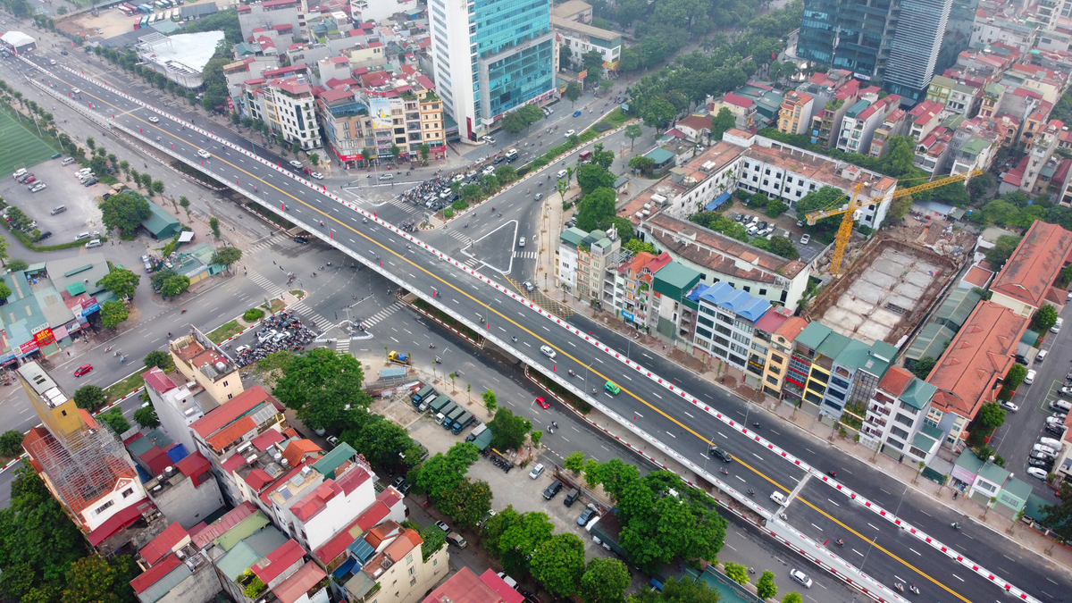 hình ảnh cầu vượt nút giao Hoàng Quốc Việt - Nguyễn Văn Huyên nhìn từ trên cao.
