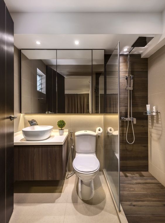 Phòng tắm và vệ sinh trong nhà cấp 4 có gác lửng được trang bị đầy đủ tiện nghi hiện đại. Gương lớn tạo cảm giác rộng rãi hơn cho căn phòng.