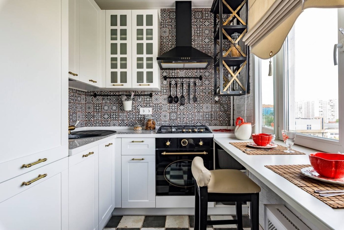 Phòng bếp nhỏ như có chiều sâu hơn nhờ sử dụng gạch bông màu tối ốp tường.