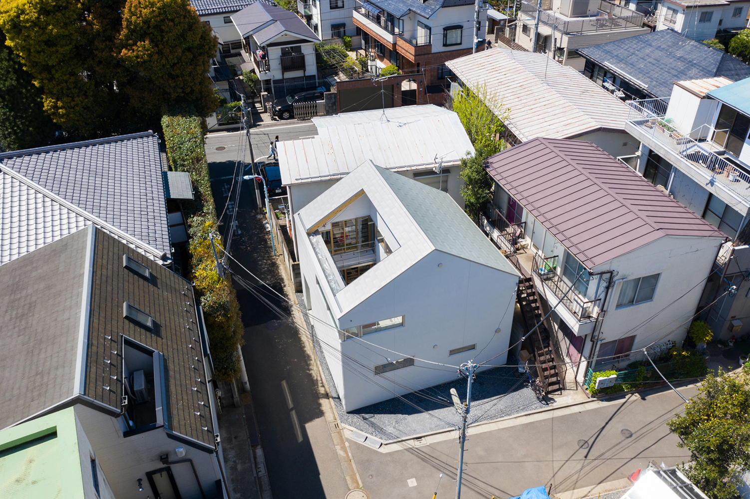 toàn cảnh ngôi nhà Nhật nửa mái nhìn từ trên cao