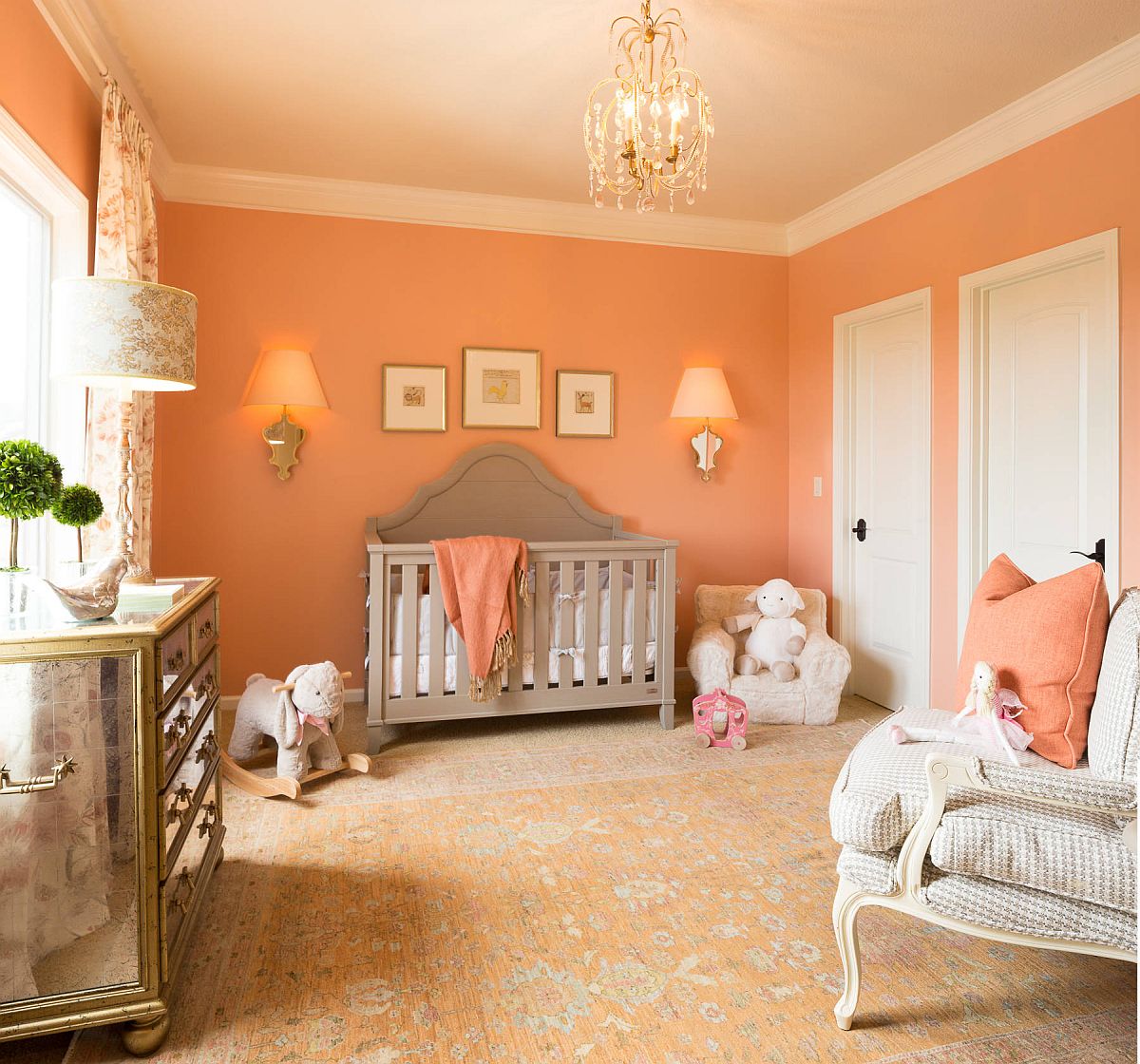Phòng cho trẻ sơ sinh được trang trí theo chủ đề mùa thu với sắc cam anh đào nhẹ nhàng, tinh tế kết hợp ăn ý cùng ánh sáng tự nhiên.