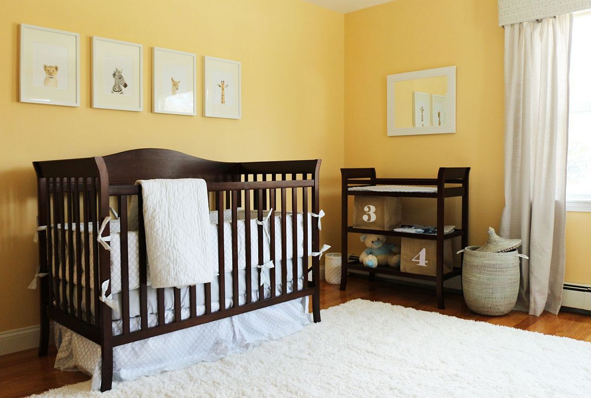 Màu vàng đáng yêu với lớp hoàn thiện mờ có thể dễ dàng thay thế những bức tường trắng nhàm chán trong phòng trẻ hiện đại.