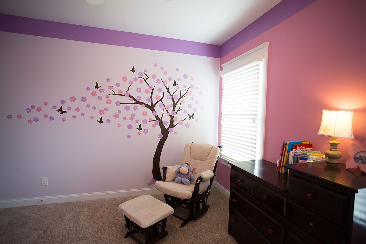 Kết hợp cùng decal dán tường hình cây, phòng ngủ màu tím càng thêm cuốn hút.