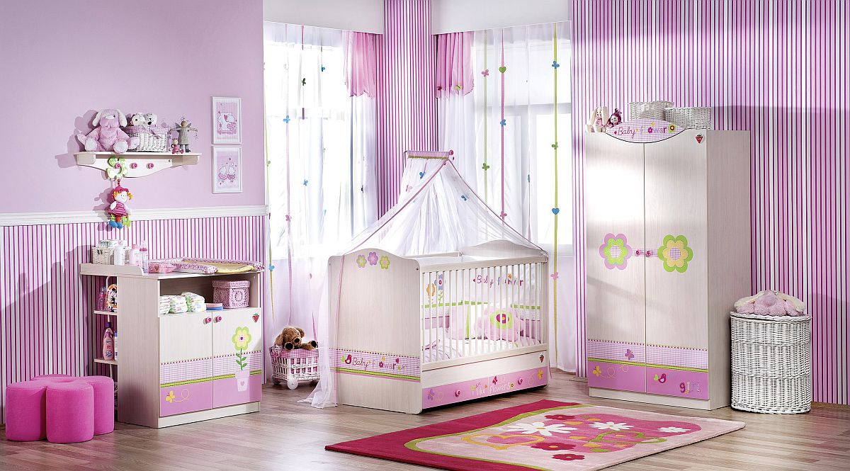 Trang trí phòng cho trẻ sơ sinh lấy cảm hứng từ hoa violet mùa thu cùng với những mảng hồng ngọt ngào, quyến rũ.