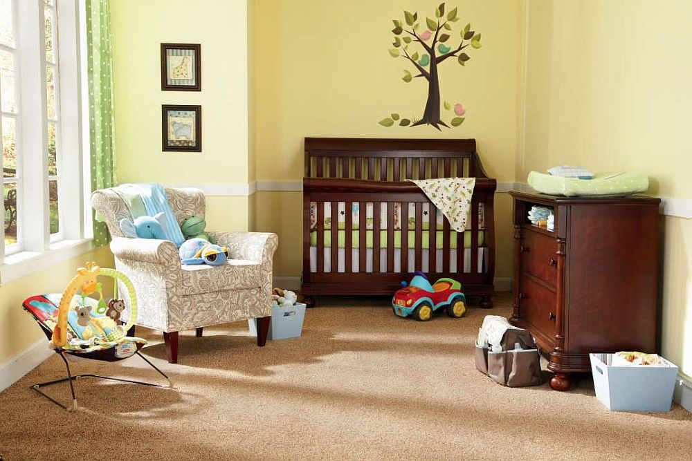 Bảng màu vàng - xám hiện đại tạo cảm giác thư thái và bầu không khí vui vẻ cho  ​phòng ngủ của trẻ sơ sinh.
