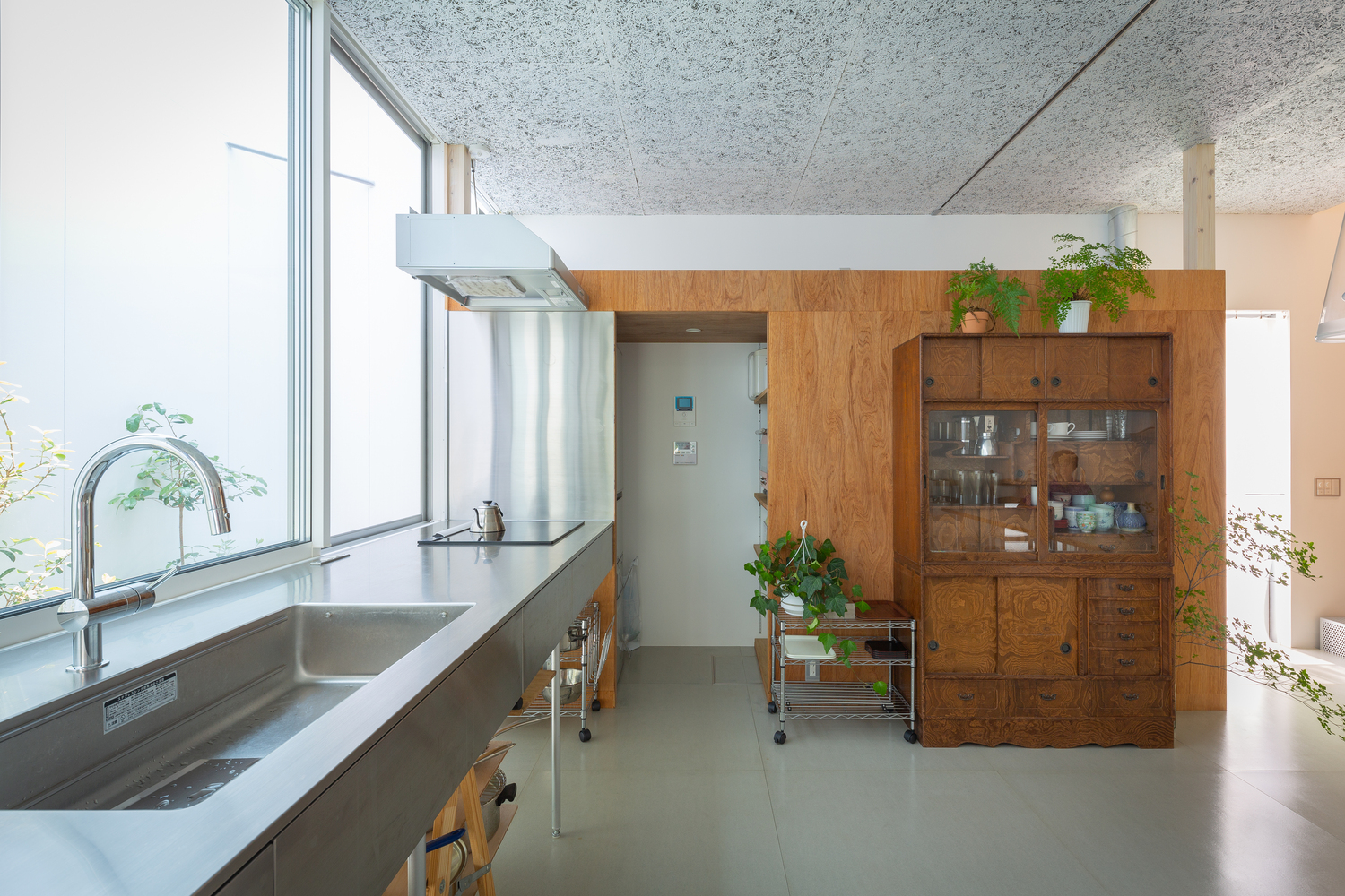 Với cửa sổ kính thay thế cả mảng tường lớn, không gian phòng bếp ngập tràn ánh sáng.