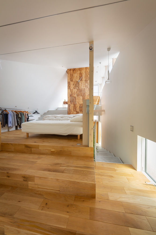 Phòng ngủ phong cách mở ấn tượng được thiết kế ở lầu trên. Sàn gỗ màu sáng tạo cảm giác thư giãn, dễ chịu cho người dùng.