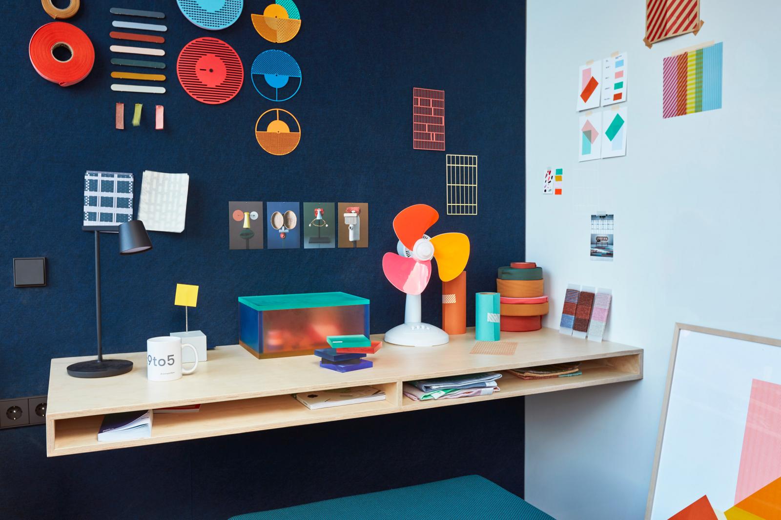 Raw Color đã thêm nghệ thuật treo tường tạo điểm nhấn màu sắc tươi sáng, hấp dẫn cho không gian văn phòng nhỏ hẹp.