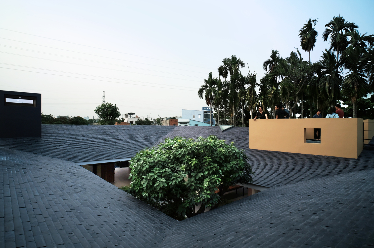 Phần mái của ngôi nhà được thiết kế khá độc đáo, cung cấp không gian thư giãn, hóng gió lý tưởng cho các thành viên gia đình.