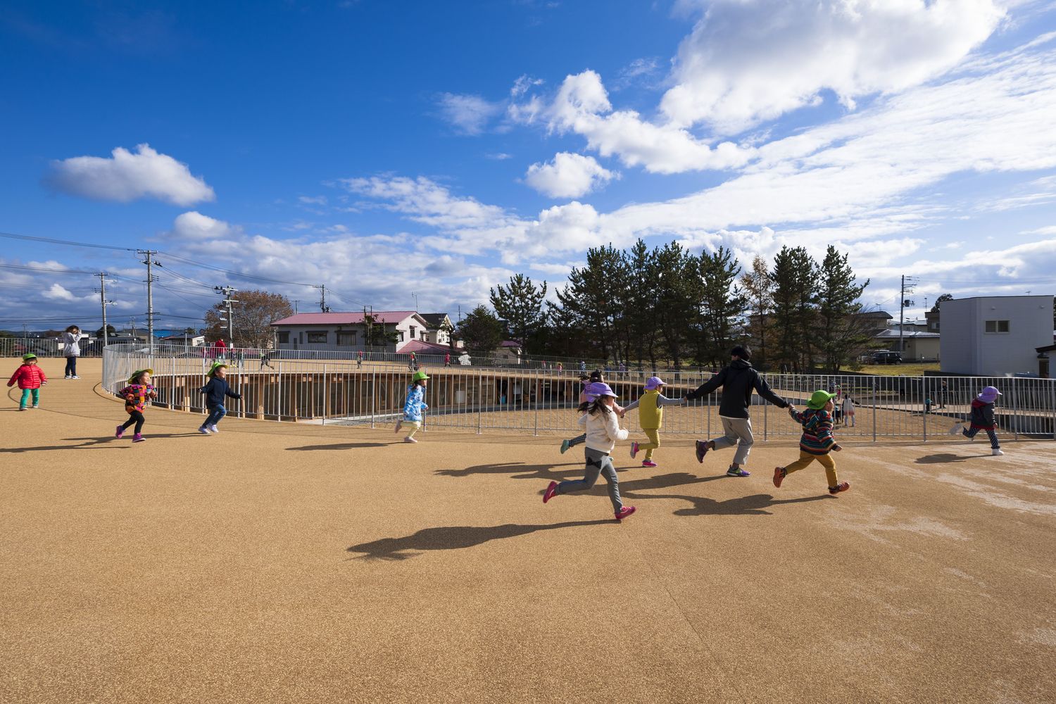 mái trường mầm non được thiết kế làm sân chơi cho trẻ