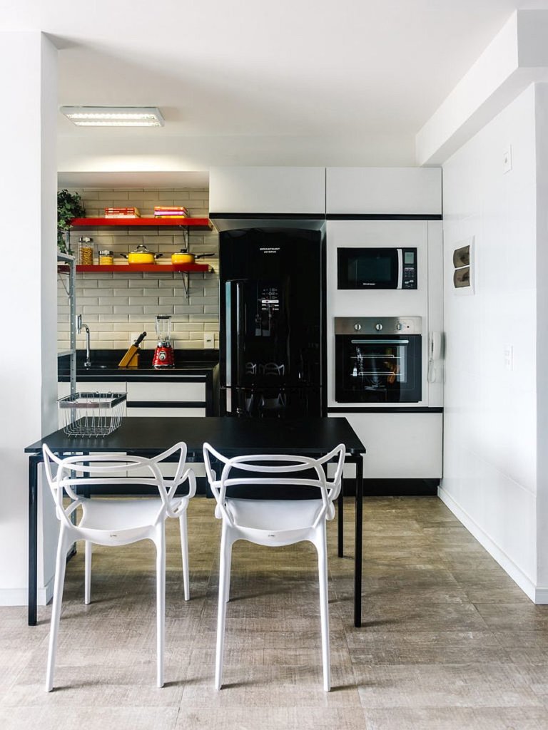 Nhà bếp và khu vực ăn uống tiết kiệm không gian trong căn hộ nhỏ.