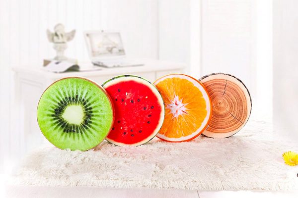 Bộ gối ném được thiết kế tựa như lát cắt ngang các loại trái cây với bảng màu vô cùng sinh động, cuốn hút.