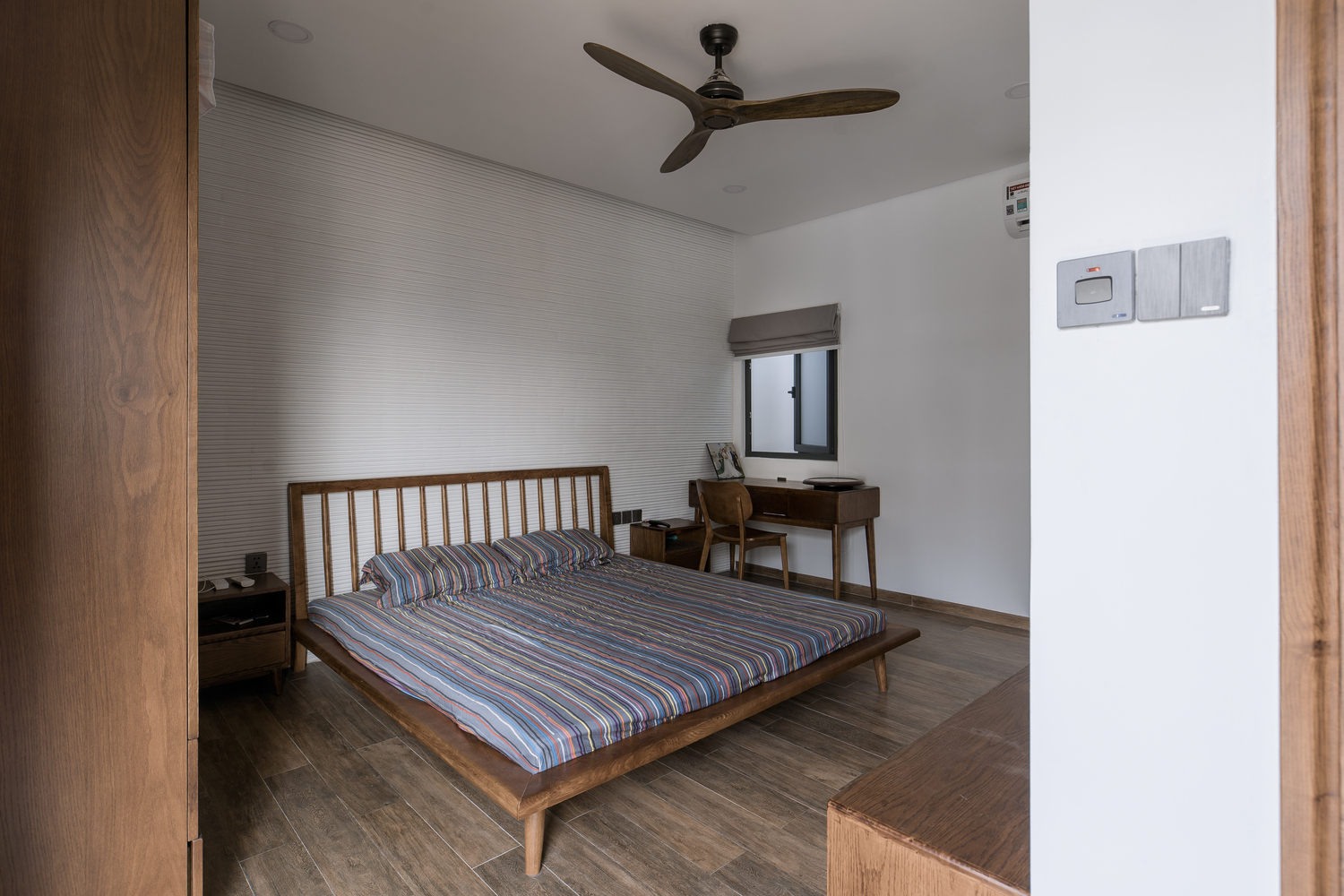 Phòng ngủ thiết kế tối giản, đậm chất truyền thống với nội thất gỗ thấp sàn tông màu ấm áp.