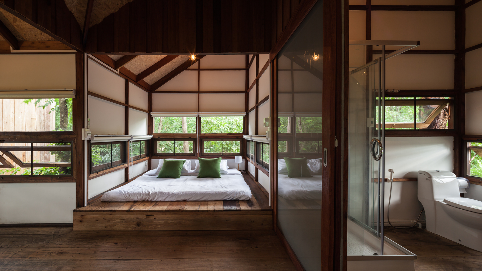 hình ảnh phòng ngủ giường bệt bên trong ngôi nhà cây ở Thái Lan