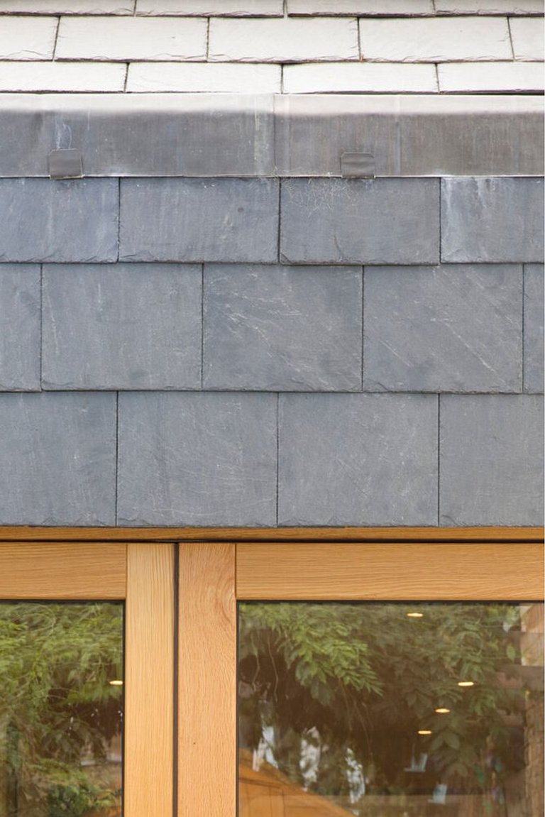 Gạch xám cùng với chất liệu gỗ và kính tạo hình ngôi nhà nhỏ hẹp ở London.