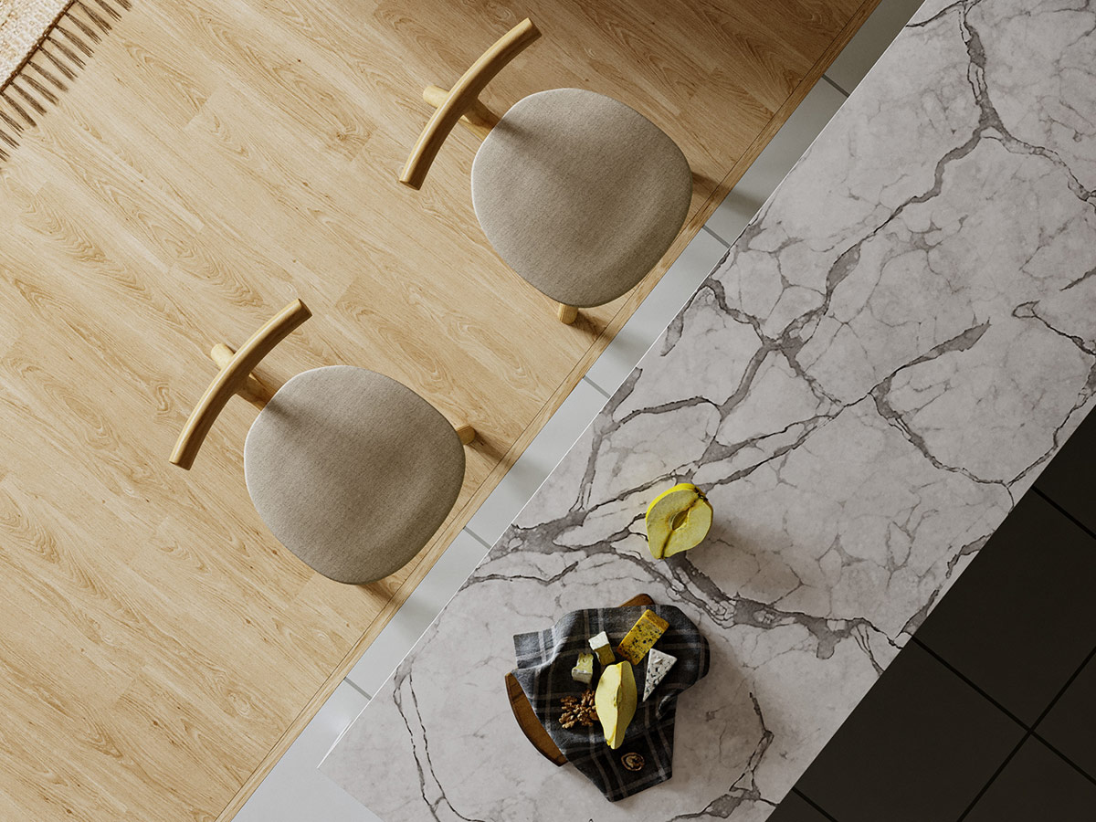 Mặt bàn bằng đá cẩm thạch trắng mang đến vẻ cao cấp cho căn bếp nhỏ và bán đảo ăn uống. Khung ghế quầy bar tông màu gỗ sáng hài hòa với tổng thể.