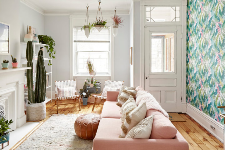 phòng khách nhỏ nổi bật với sofa màu hồng tươi sáng