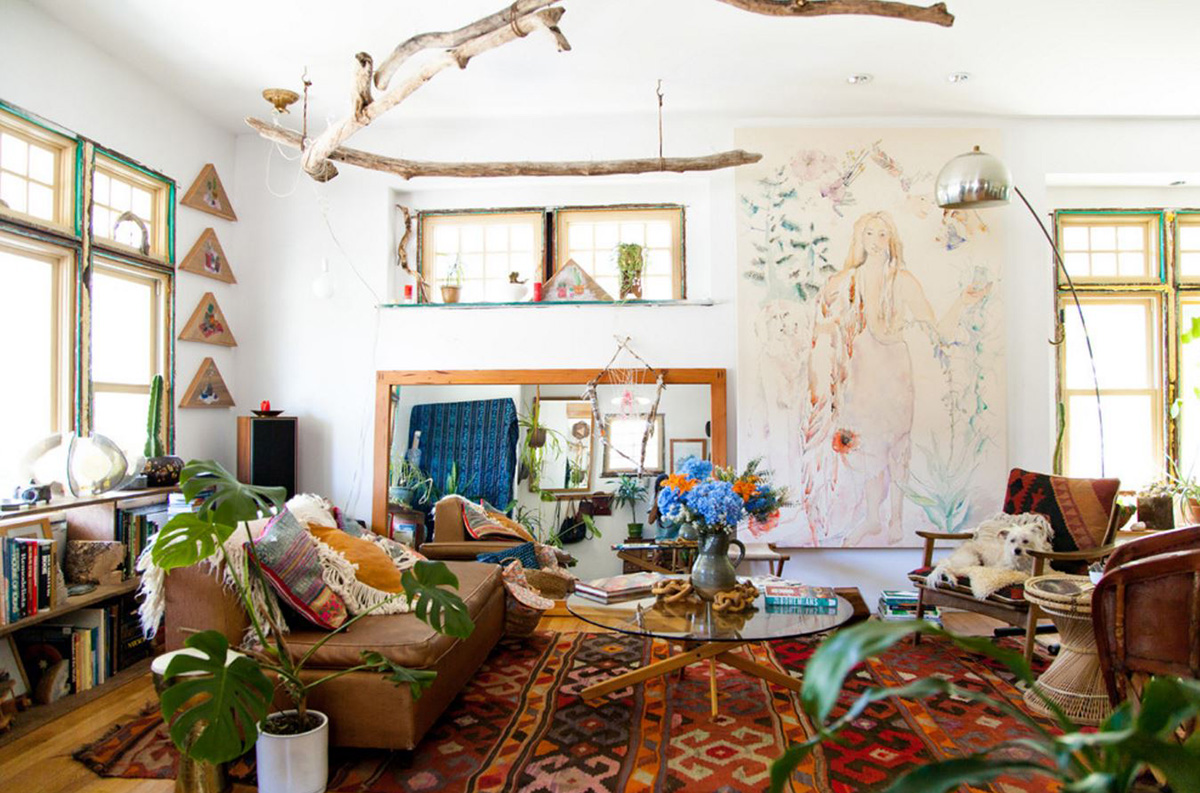 phòng khách phong cách nội thất Bohemian với thảm trải thổ cẩm màu sắc sặc rỡ, trang trí tường ấn tượng