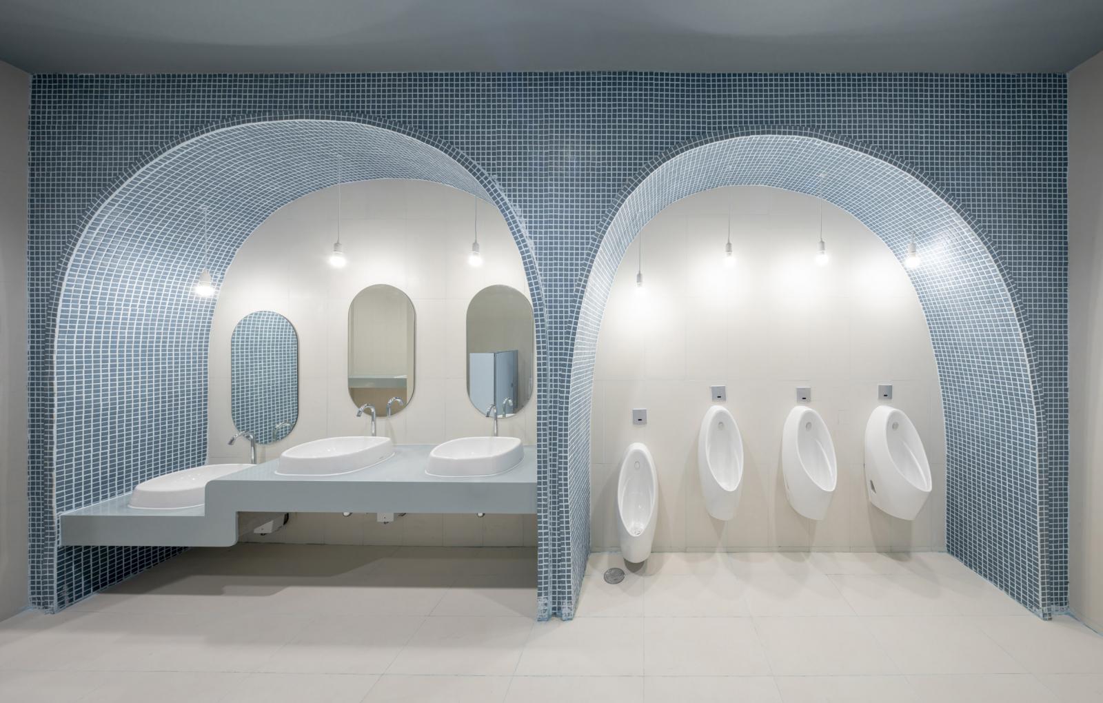 Phòng vệ sinh nam có thiết kế tương tự với gạch ốp màu xanh dương nhẹ nhàng.