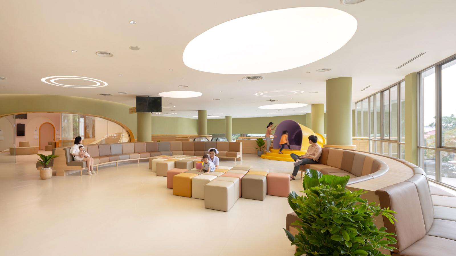 Thiết kế nội thất bệnh viện nhi tạo không gian thoáng sáng, vui nhộn, đáng yêu để trẻ nhỏ không cảm thấy xa lạ, sợ hãi khi tới khắm bệnh.