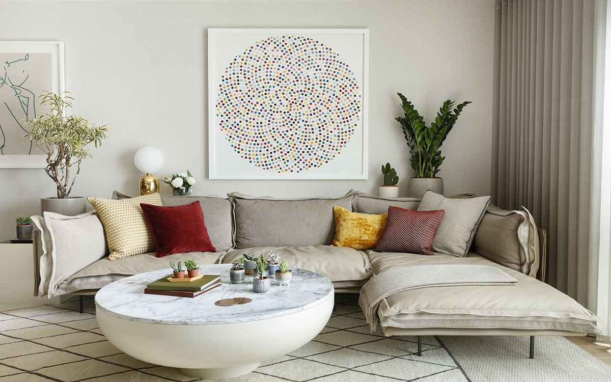 Phòng khách căn hộ được đóng khung bởi bộ ghế sofa và bàn trà tròn thấp màu trắng kết hợp với nghệ thuật treo tường trừu tượng, tinh tế.