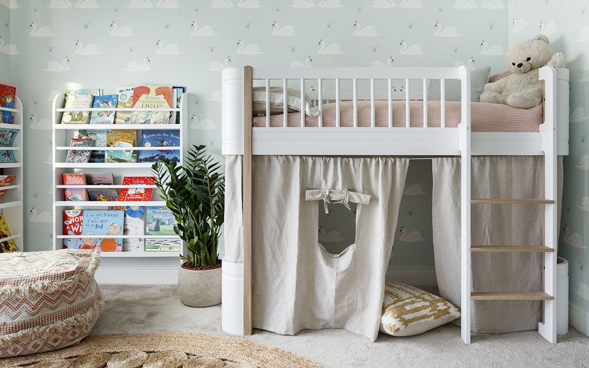 Phòng trẻ em hiện đại sử dụng giường tầng, có khu vực vui chơi bên dưới và giá sách bên cạnh hẳn sẽ khiến bé thích mê.