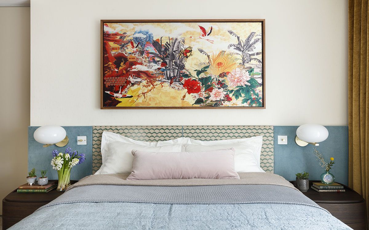 Tác phẩm nghệ thuật treo tường cho bức tường đầu giường tạo điểm nhấn tuyệt đẹp trong phòng ngủ phong cách đương đại.