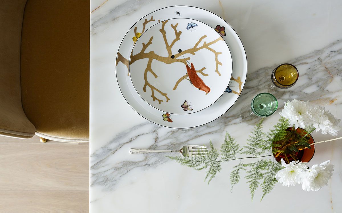 Bộ đĩa và bình hoa với họa tiết in lấy cảm hứng từ thiên nhiên tạo điểm nhấn sinh động.