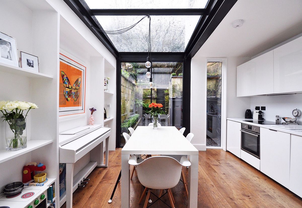 Tường kính từ trần đến sàn là cách hoàn hảo để mang không gian bên ngoài vào phòng bếp.
