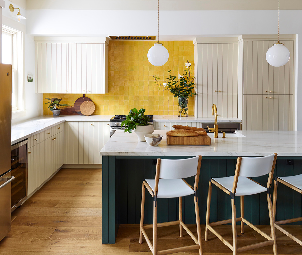 Màu vàng chanh - xanh lam đậm kết hợp hoàn hảo trong phòng bếp này.