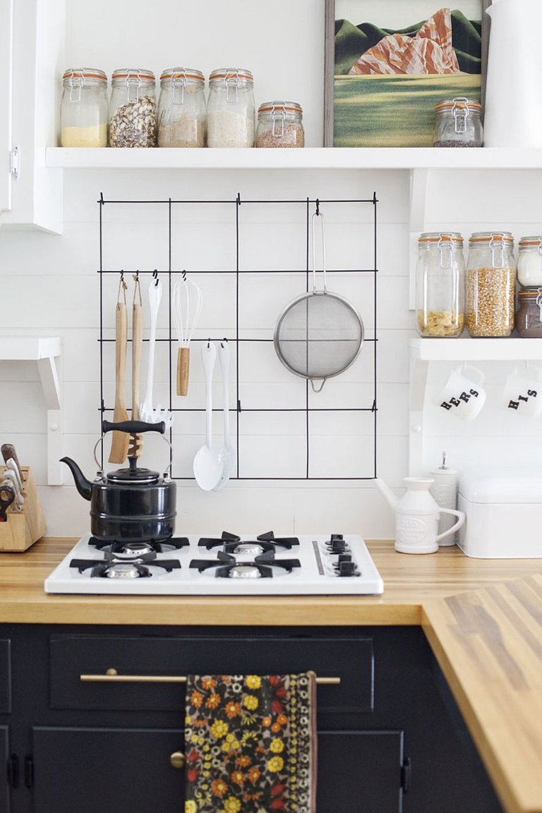 Một khung dây lưu trữ đơn giản có thể biến đổi phòng bếp của bạn, giúp giải phóng bề mặt bàn bếp, tạo cảm giác thoáng gọn hơn.