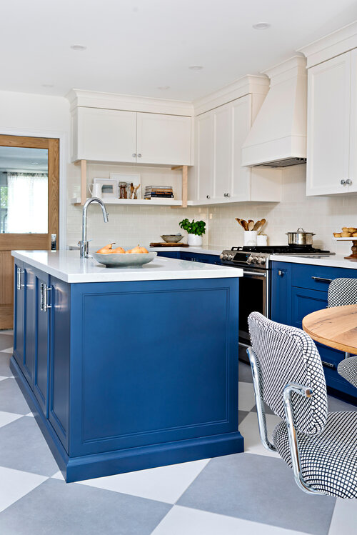 hình ảnh cận cảnh đảo bếp với bề mặt màu trắng, chân xanh dương