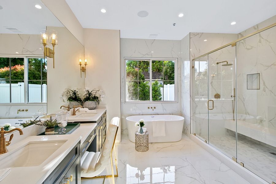 phòng tắm hiện đại, rộng rãi, màu trắng chủ đạo, cửa sổ kính lớn, đèn treo tường
