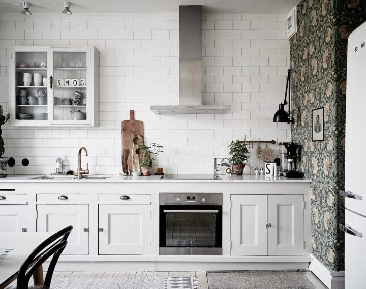 Phòng bếp nhỏ phong cách Scandinavian chú trọng thiết kế hệ tủ kệ lưu trữ, giúp căn phòng luôn ngăn nắp, thoáng đẹp.