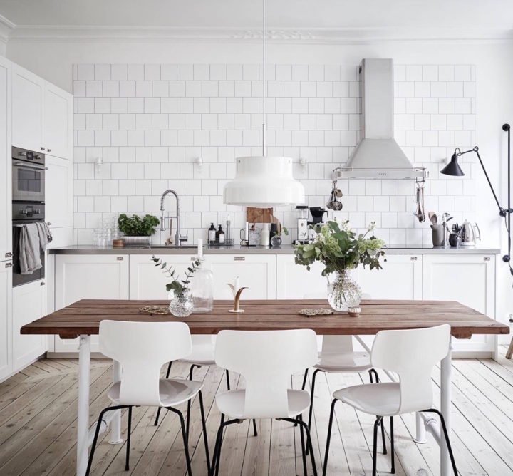 Phòng bếp nhỏ phong cách Scandinavian đơn giản mà cuốn hút.